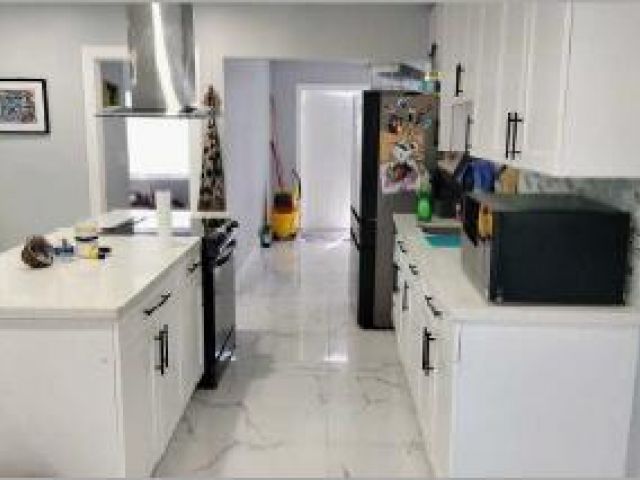 Продажа дома по адресу 12475 NW 10th Avenue - фото 6803418