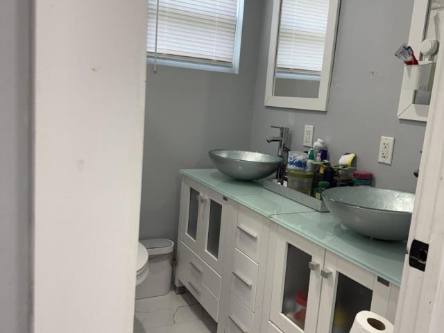 Продажа дома по адресу 12475 NW 10th Avenue - фото 6803422