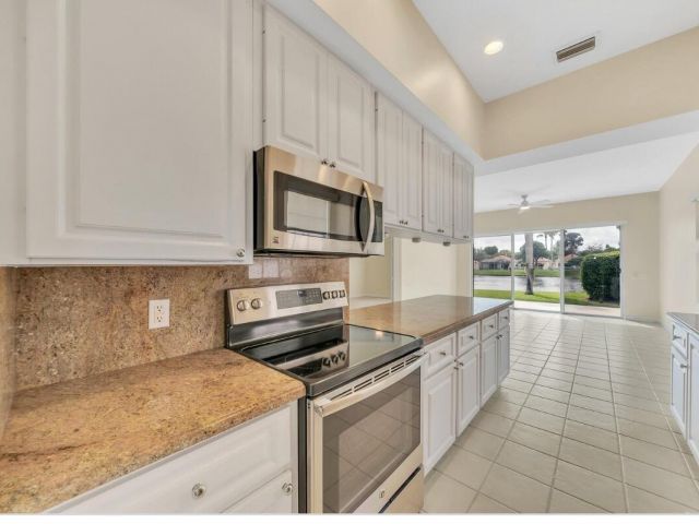 Дом в аренду по адресу 4784 Blossom Drive - фото 6798499