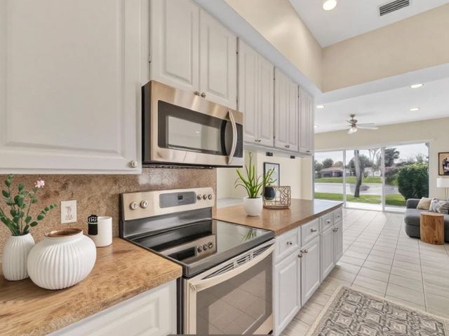 Дом в аренду по адресу 4784 Blossom Drive - фото 6798500