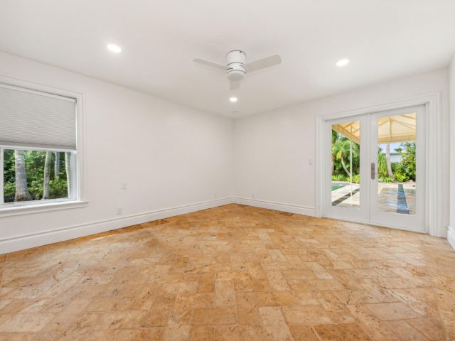 Продажа дома по адресу 14 NW 24th Street - фото 6822375