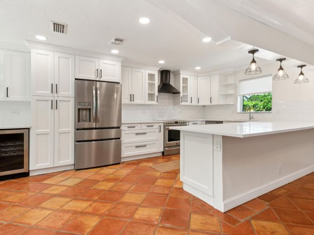 Продажа дома по адресу 14 NW 24th Street - фото 6822381