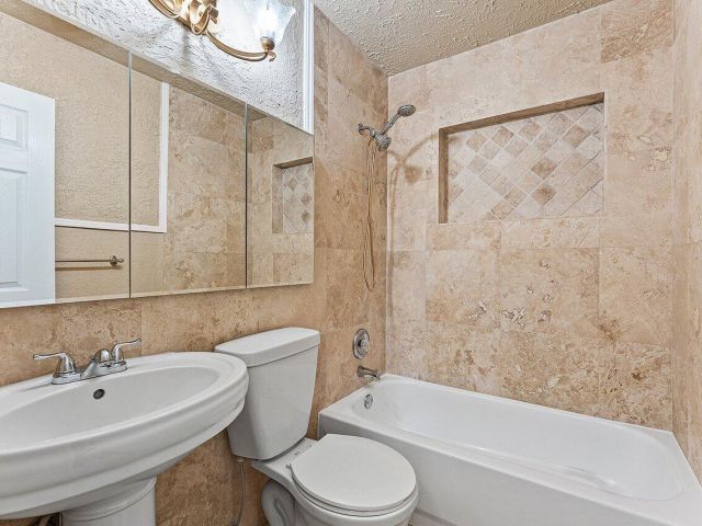 Продажа дома по адресу 5151 NE 8th Avenue - фото 6808192