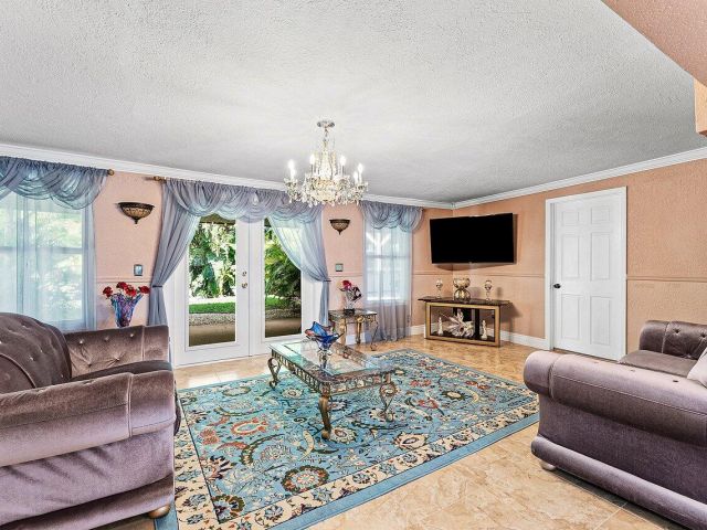 Продажа дома по адресу 5151 NE 8th Avenue - фото 6808199