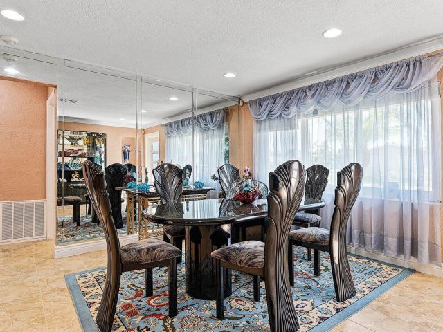 Продажа дома по адресу 5151 NE 8th Avenue - фото 6808201