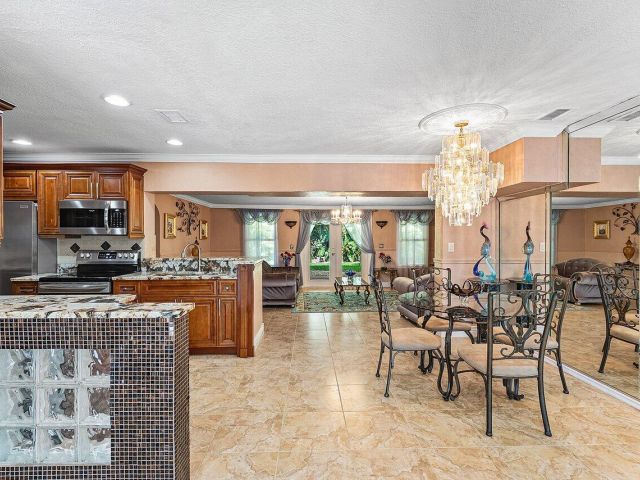 Продажа дома по адресу 5151 NE 8th Avenue - фото 6808202