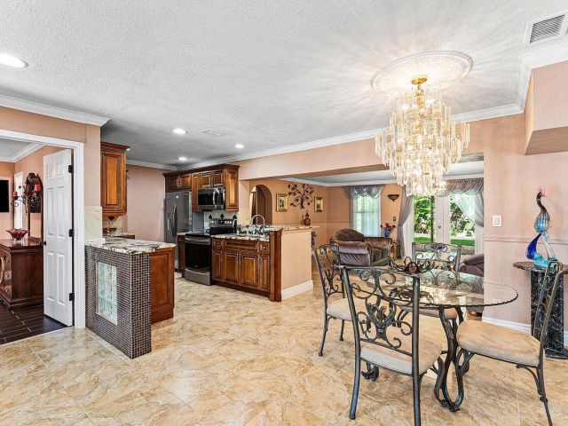 Продажа дома по адресу 5151 NE 8th Avenue - фото 6808203