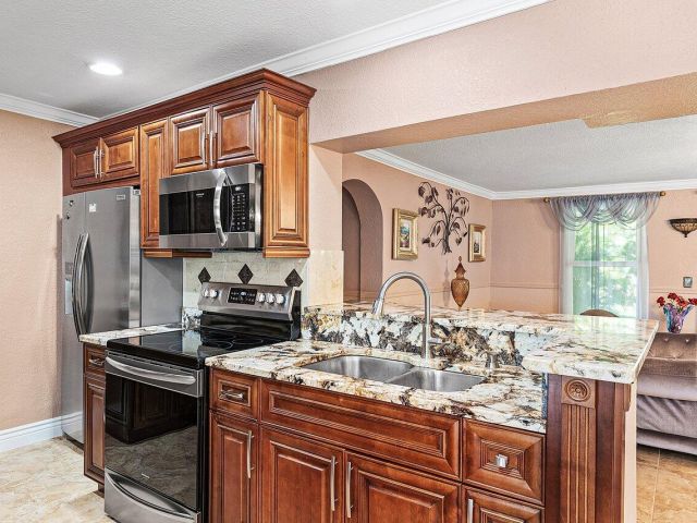 Продажа дома по адресу 5151 NE 8th Avenue - фото 6808204