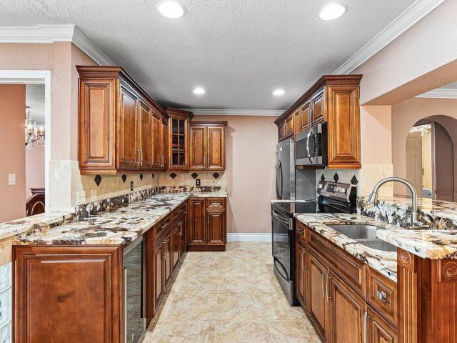 Продажа дома по адресу 5151 NE 8th Avenue - фото 6808205