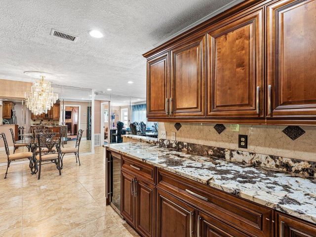 Продажа дома по адресу 5151 NE 8th Avenue - фото 6808206