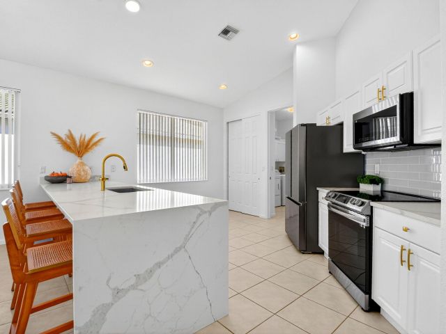 Дом в аренду по адресу 2245 Sapphire Circle - фото 6808547