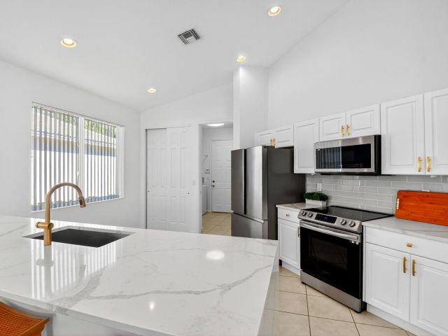 Дом в аренду по адресу 2245 Sapphire Circle - фото 6808548