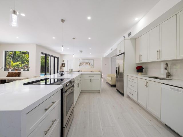 Продажа дома по адресу 6220 SW 144th St - фото 7535504