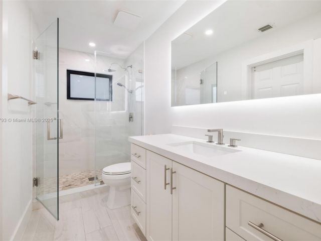 Продажа дома по адресу 6220 SW 144th St - фото 7535508