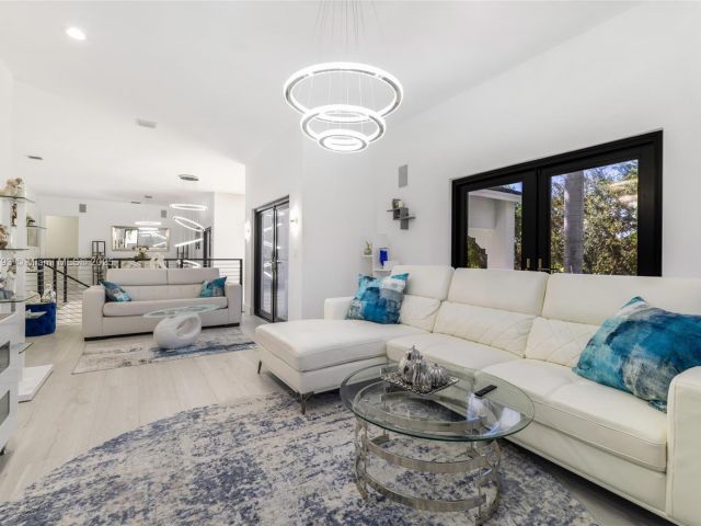 Продажа дома по адресу 6220 SW 144th St - фото 7535513