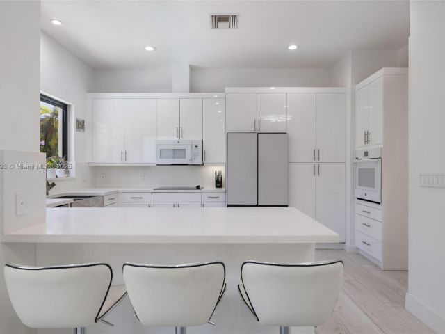 Продажа дома по адресу 6220 SW 144th St - фото 7535514