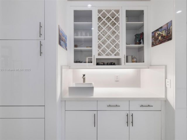 Продажа дома по адресу 6220 SW 144th St - фото 7535515