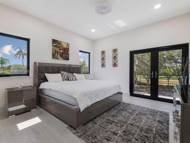 Продажа дома по адресу 6220 SW 144th St - фото 7535520