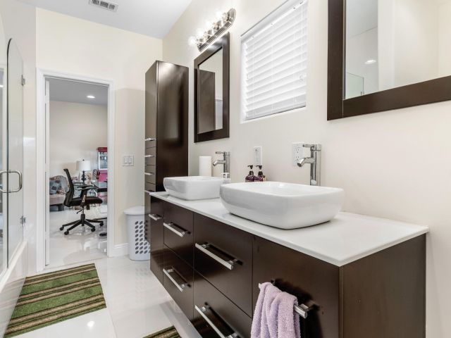 Дом в аренду по адресу 1500 NE 4th Court - фото 6798388