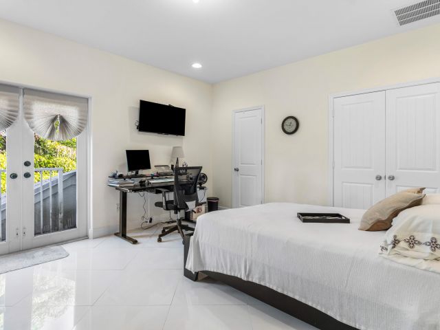 Дом в аренду по адресу 1500 NE 4th Court - фото 6798391