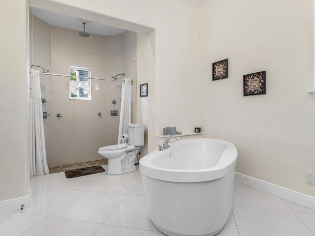 Дом в аренду по адресу 1500 NE 4th Court - фото 6798392