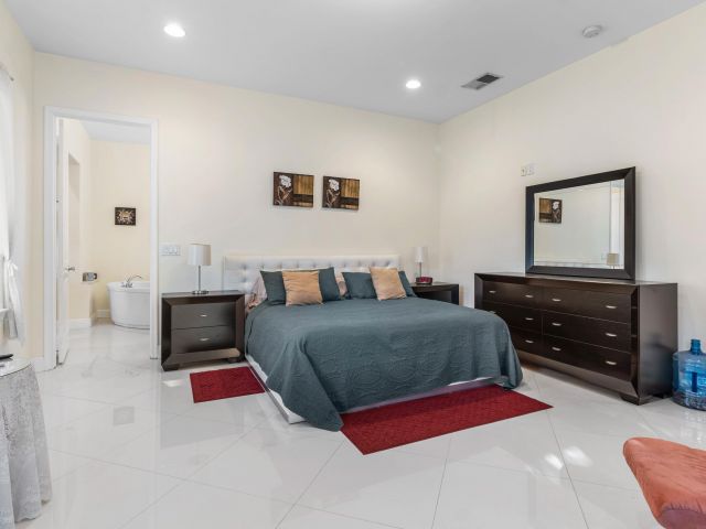 Дом в аренду по адресу 1500 NE 4th Court - фото 6798394