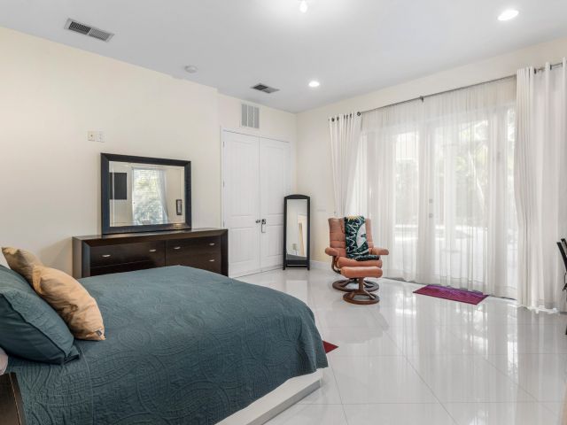 Дом в аренду по адресу 1500 NE 4th Court - фото 6798395