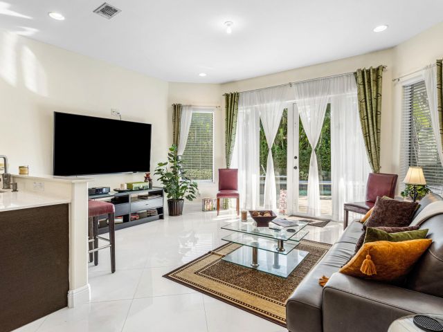 Дом в аренду по адресу 1500 NE 4th Court - фото 6798396