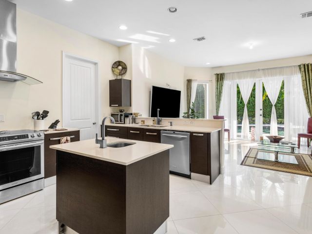 Дом в аренду по адресу 1500 NE 4th Court - фото 6798397