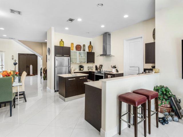 Дом в аренду по адресу 1500 NE 4th Court - фото 6798398