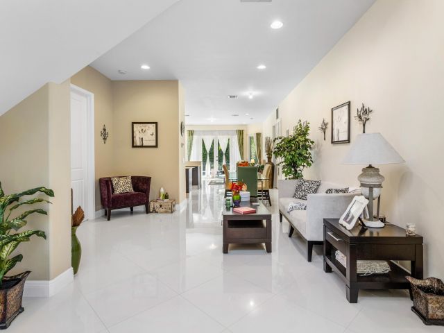 Дом в аренду по адресу 1500 NE 4th Court - фото 6798399