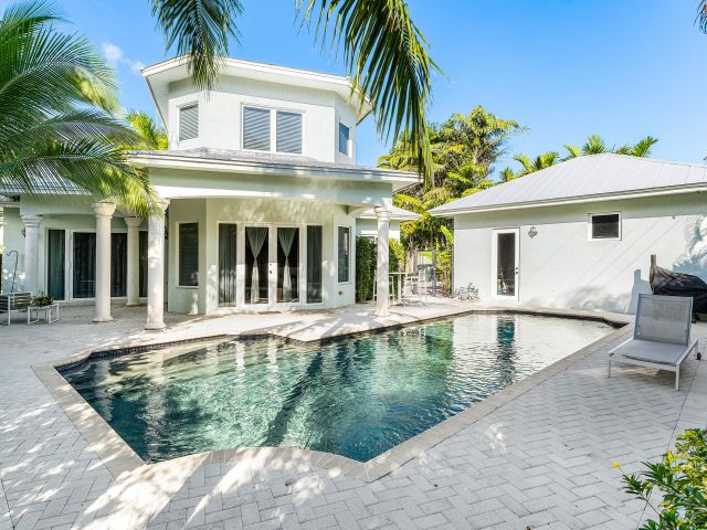 Дом в аренду по адресу 1500 NE 4th Court - фото 6798404