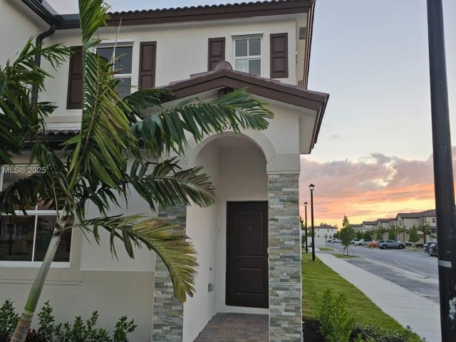 Дом в аренду по адресу 2618 SE 27th Ct 2618 - фото 7519090