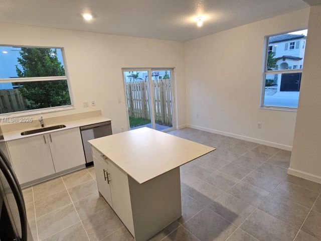 Дом в аренду по адресу 2618 SE 27th Ct 2618 - фото 7519097