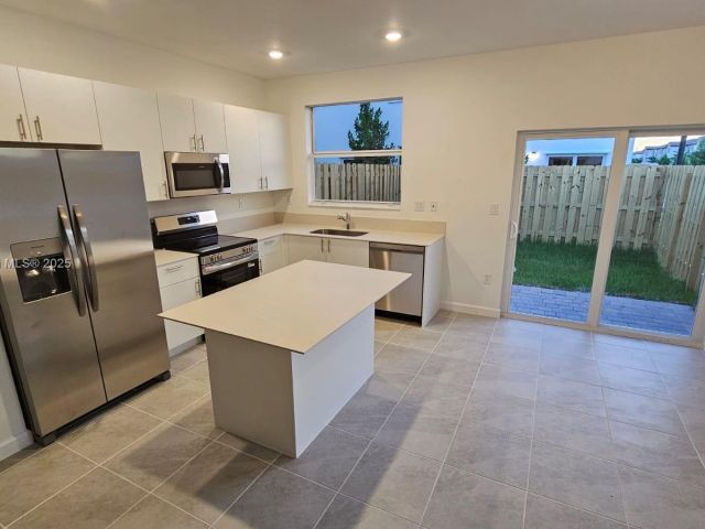 Дом в аренду по адресу 2618 SE 27th Ct 2618 - фото 7519099