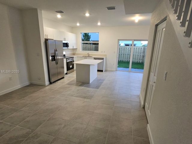 Дом в аренду по адресу 2618 SE 27th Ct 2618 - фото 7519101