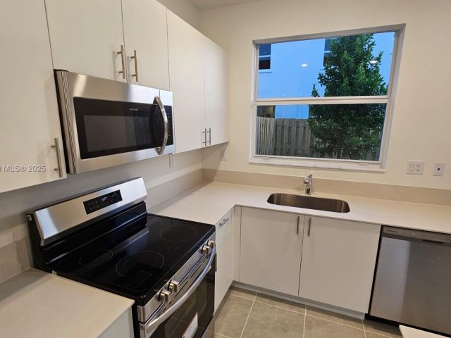 Дом в аренду по адресу 2618 SE 27th Ct 2618 - фото 7519105