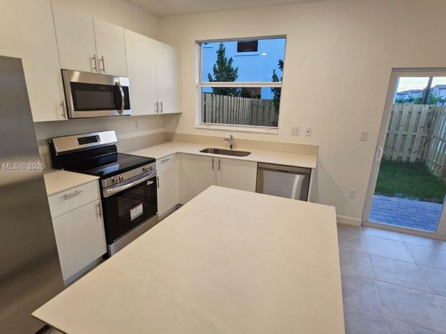 Дом в аренду по адресу 2618 SE 27th Ct 2618 - фото 7519107