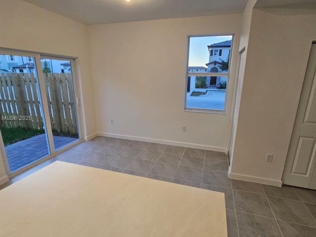 Дом в аренду по адресу 2618 SE 27th Ct 2618 - фото 7519112