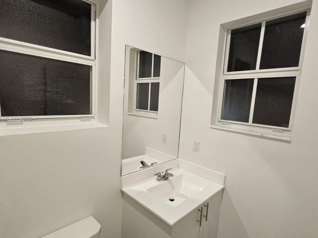 Дом в аренду по адресу 2618 SE 27th Ct 2618 - фото 7519117