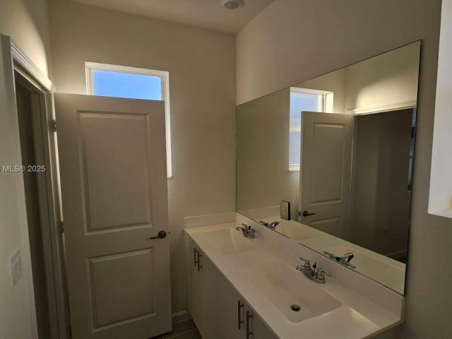 Дом в аренду по адресу 2618 SE 27th Ct 2618 - фото 7519118