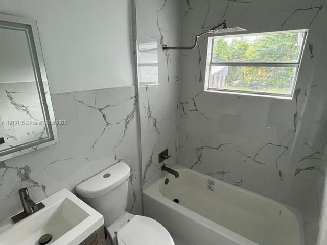 Дом в аренду по адресу 2726 NW 4th Ct - фото 7497296