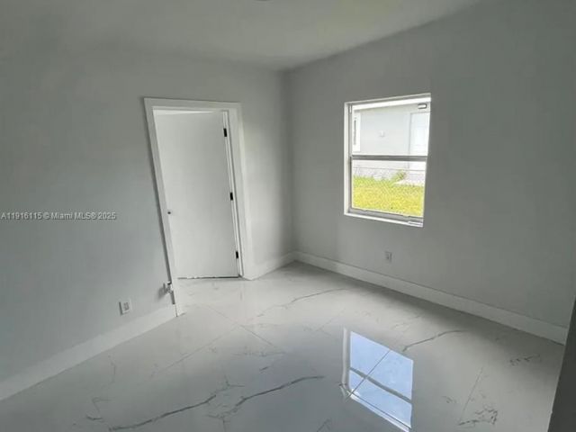 Дом в аренду по адресу 2726 NW 4th Ct - фото 7497298