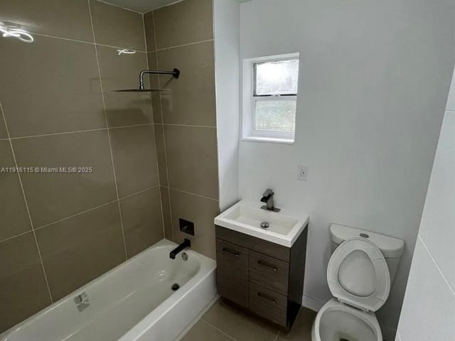 Дом в аренду по адресу 2726 NW 4th Ct - фото 7497301