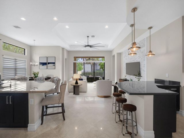 Дом в аренду по адресу 9931 Bozzano Drive - фото 6803670