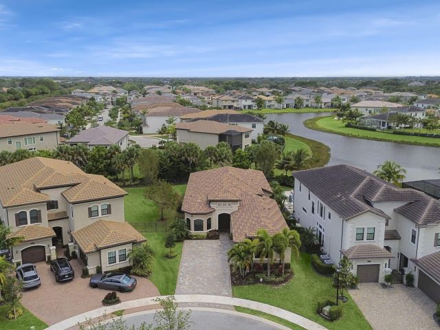 Дом в аренду по адресу 9931 Bozzano Drive - фото 6803673