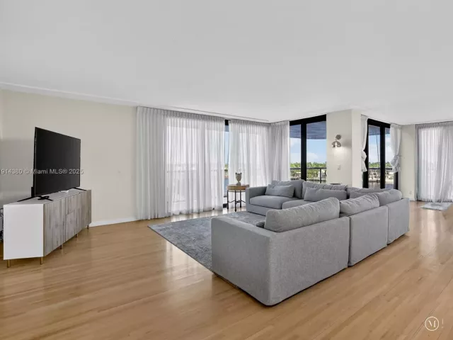 Продажа квартиры #5J - фото 6816887