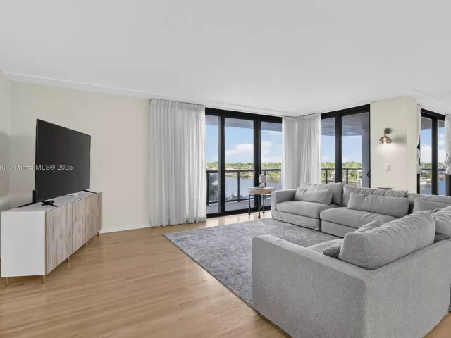 Продажа квартиры #5J - фото 6816888