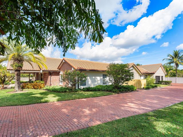 Продажа дома по адресу 6641 Giralda Circle - фото 6846546