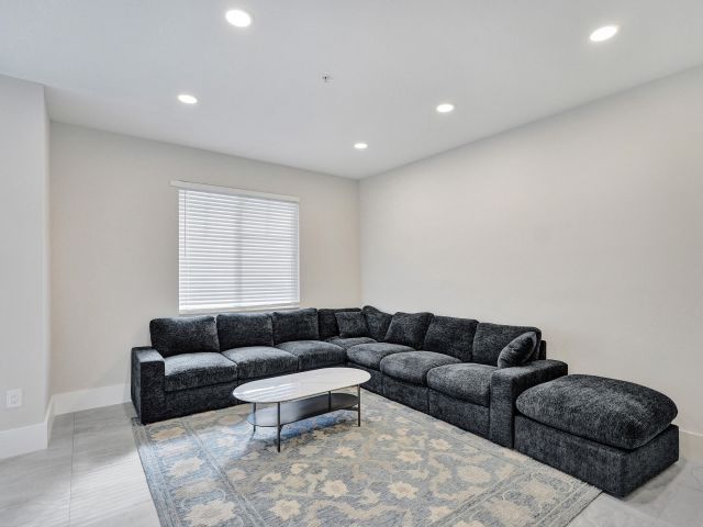 Дом в аренду по адресу 3600 NW 5th Terrace - фото 6808856